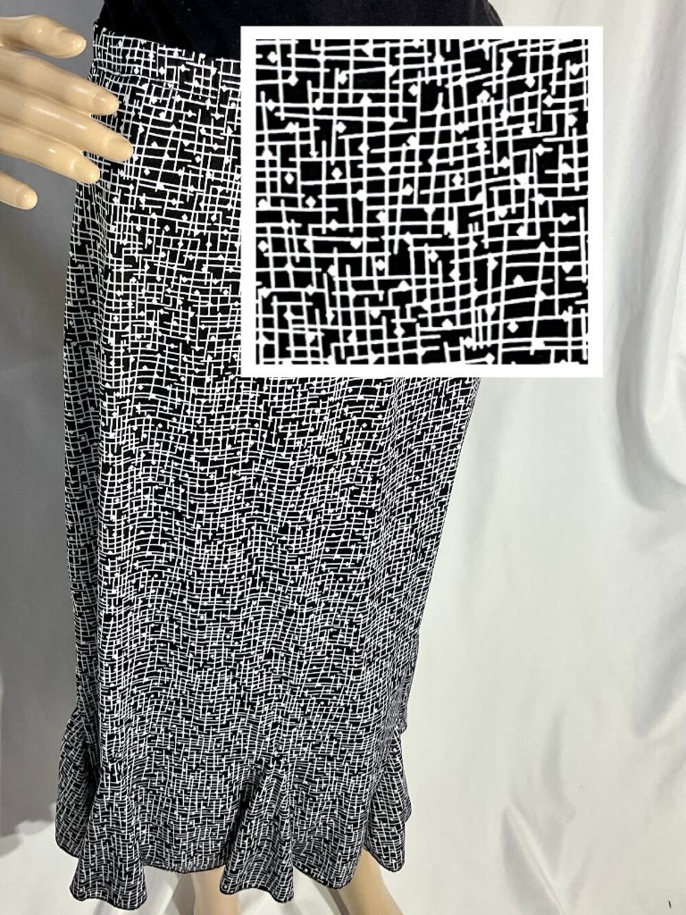 Hypnotized Size Med Midi Flounce Black & White Skirt